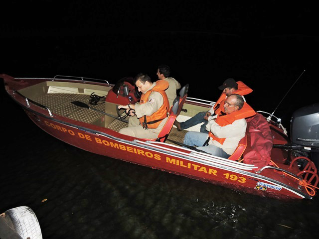 Após 38 minutos de busca, pescadores são resgatados pelo Corpo de Bombeiros Após 38 minutos de busca, pescadores são resgatados pelo Corpo de Bombeiros