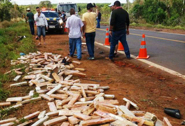 Após fugir da PRF, jovem capota camionete recheada de drogas 