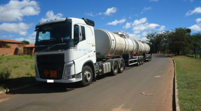 PMA autua empresa em R$ 29 mil por transporte ilegal de 58 mil litros de combustível PMA autua empresa em R$ 29 mil por transporte ilegal de 58 mil litros de combustível