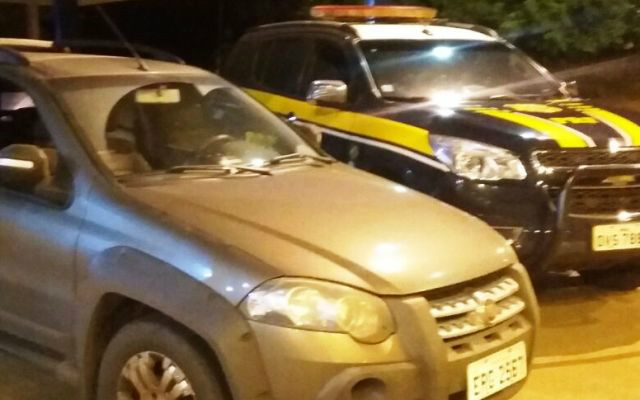 PRF recupera carro roubado e ainda descobre crime de sonegação fiscal durante abordagem 