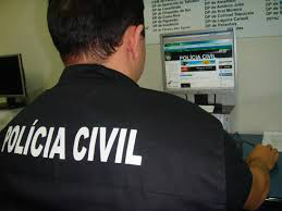 Amigo procura a polícia ao descobrir que preso usava o nome dele