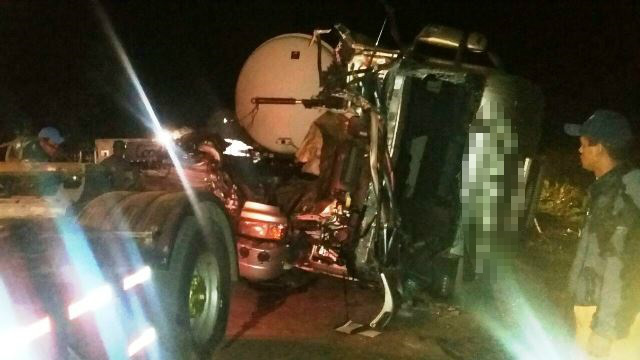 Bombeiros atendem acidente entre duas carretas que estavam carregadas com combustível 