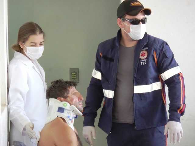 Homem esfaqueado pede socorro em delegacia
