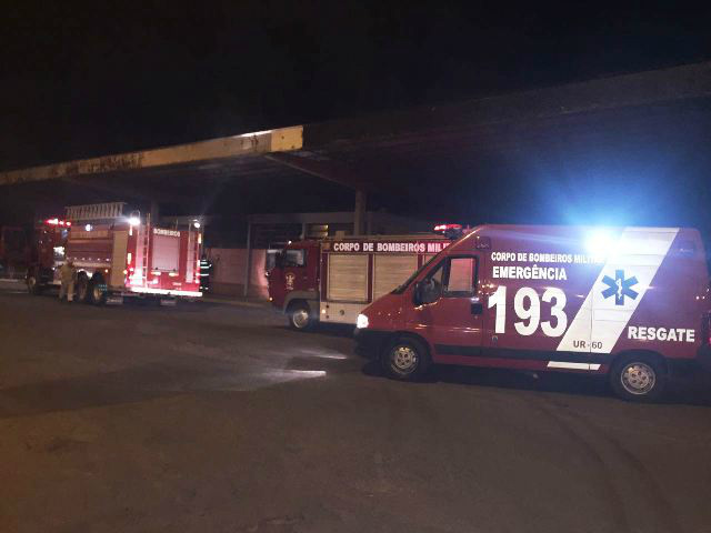 Bombeiros atendem ocorrência de incêndio na antiga Estação Ferroviária Bombeiros atendem ocorrência de incêndio na antiga Estação Ferroviária