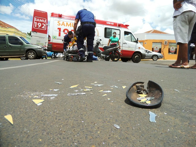 Falta de atenção provoca mais um acidente entre carro e moto no centro de Três Lagoas
