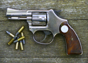 Arma de fogo é apreendida durante abordagem de rotina no bairro Jardim Itamarati