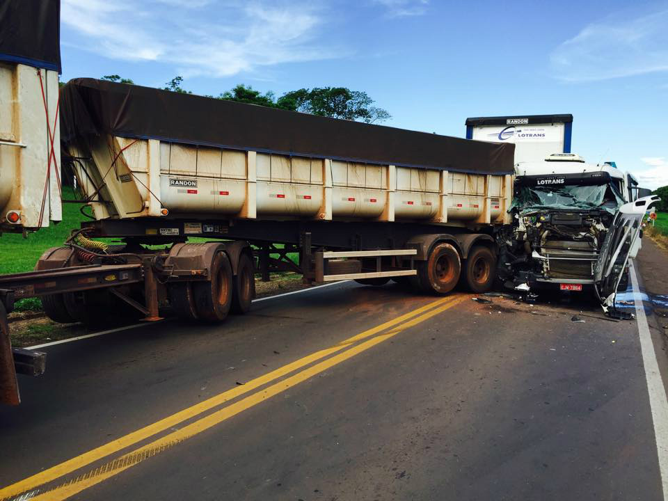 Acidente entre carreta e bitrem interdita rodovia entre MS e SP Acidente entre carreta e bitrem interdita rodovia entre MS e SP