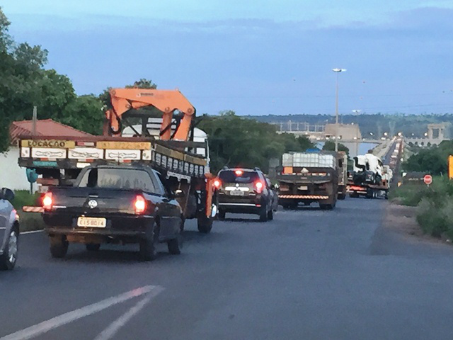 Após acidente, motorista precisa de paciência para atravessar ponte entre MS e SP