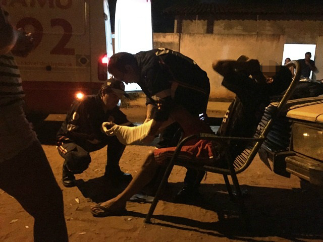 Jovem fica ferido ao levar “cadeirada” em briga em bar Jovem fica ferido ao levar “cadeirada” em briga em bar