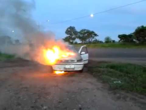 Dono de carro registrou o momento em que fogo foi iniciado Dono de carro registrou o momento em que fogo foi iniciado