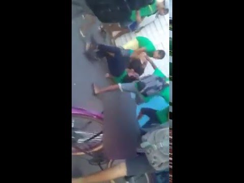 Vídeo mostra briga na porta de escola que termina em pancadaria entre duas pessoas Vídeo mostra briga na porta de escola que termina em pancadaria entre duas pessoas