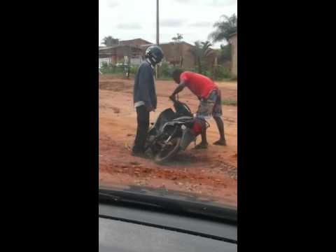 Bêbado em moto cai diversas vezes; tudo foi gravado por um internauta Bêbado em moto cai diversas vezes; tudo foi gravado por um internauta
